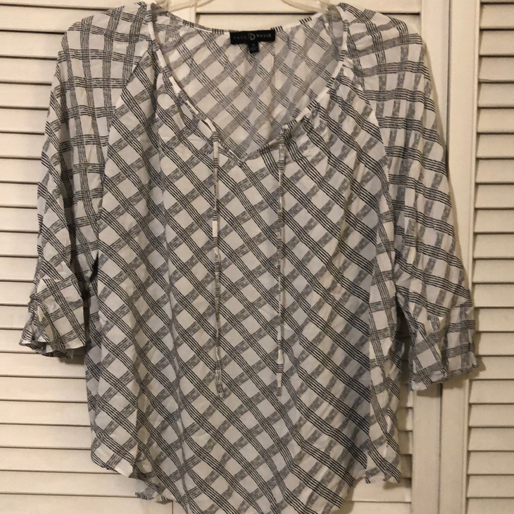 1X Fred David blouse with. 3/4 sleeves with V-neck with decorative tie